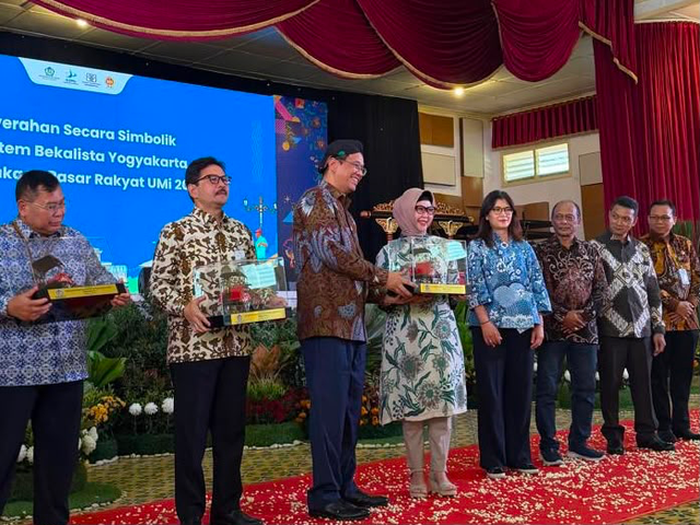 Menteri Keuangan, Purbaya Yudhi Sadewa (ketiga dari kiri) menyerahkan secara simbolis Becak Kayuh Listrik Wisata (Bekalista) kepada Direktur Human Capital PT Pegadaian (Persero), Tribuana Tunggadewi di Sasana Hinggil Kraton Yogyakarta, pada Kamis (16/06). Foto: Dok. Pegadaian