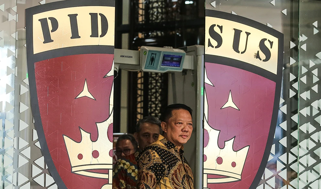 sumber: Kumparan (https://kumparan.com/kumparannews/kronologi-kasus-eks-jampidsus-febrie-penggeledahan-tersangka-hingga-pelimpahan-27mQOBLCrt4/gallery/1) 