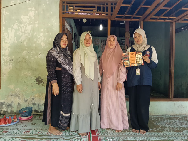 Kegiatan kuliah kerja nyata multidisiplin 1 Anisa Maharani berjudul EDUKASI PEMBUATAN KEMASAN DAN LABEL PRODUK ROLADE PINDANG Di Desa Tambaksari, Kecamatan Rowosari, Kabupaten Kendal