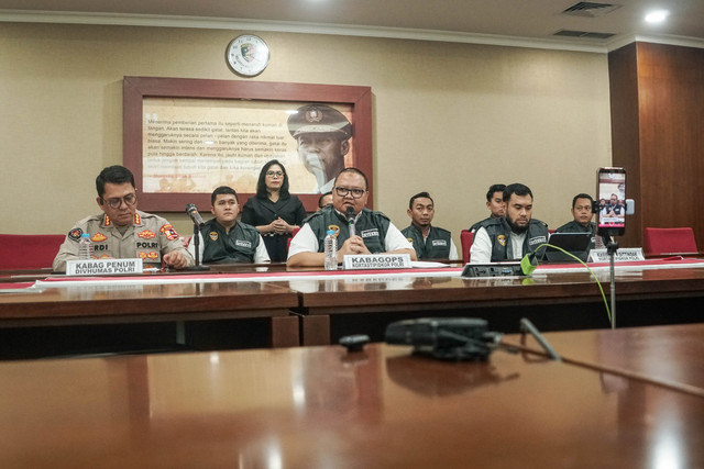 Kabag Penum Divisi Humas Polri Kombes Pol Erdi Adrimurlan Chaniago bersama Kabagops Kortas Tipikor Kombes Pol Ahmad Yusuf Afandi memberikan keterangan pers terkait kasus korupsi Modal Batu Bara di Bareskrim Polri, Jakarta, Senin (20/7/2026). Foto: Iqbal Firdaus/kumparan