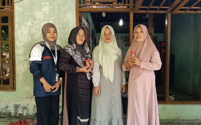 Kegiatan Multidisiplin 2 oleh Dias Galuh Suciati berjudul Diversifikasi Pindang Balado sebagai Upaya Peningkatan Nilai Tambah di Desa Tambaksari, Kecamatan Rowosari, Kabupaten Kendal.