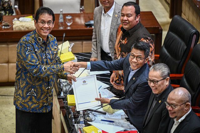 Menteri Keuangan Purbaya Yudhi Sadewa (kiri) menyerahkan pandangan akhir pemerintah kepada Ketua Komisi XI DPR Mukhamad Misbakhun (ketiga kanan) di Kompleks Parlemen, Jakarta, Senin (20/7/2026). Foto: ANTARA FOTO/Fauzan