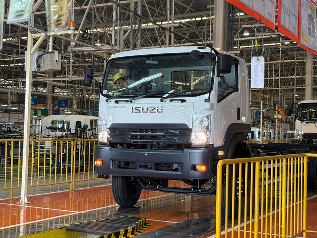 Aktivitas produksi pabrik PT Isuzu Astra Motor Indonesia (IAMI) di Karawang, Jawa Barat, Senin (20/7/2026). Foto: Sena Pratama/kumparan