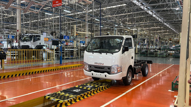 Aktivitas produksi pabrik PT Isuzu Astra Motor Indonesia (IAMI) di Karawang, Jawa Barat, Senin (20/7/2026). Foto: Sena Pratama/kumparan