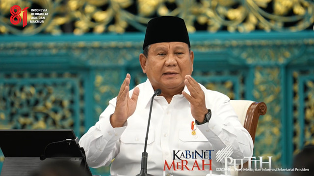Presiden Prabowo Subianto memberikan taklimat saat Sidang Kabinet Paripurna di Istana Negara, Jakarta, Senin (20/7/2026). Foto: YouTube/ Sekretariat Presiden