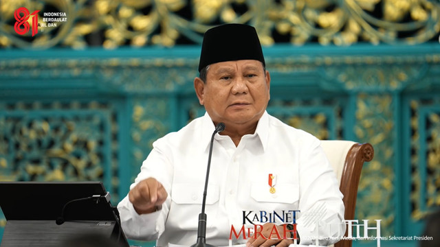 Presiden Prabowo Subianto memberikan taklimat saat Sidang Kabinet Paripurna di Istana Negara, Jakarta, Senin (20/7/2026). Foto: YouTube/ Sekretariat Presiden