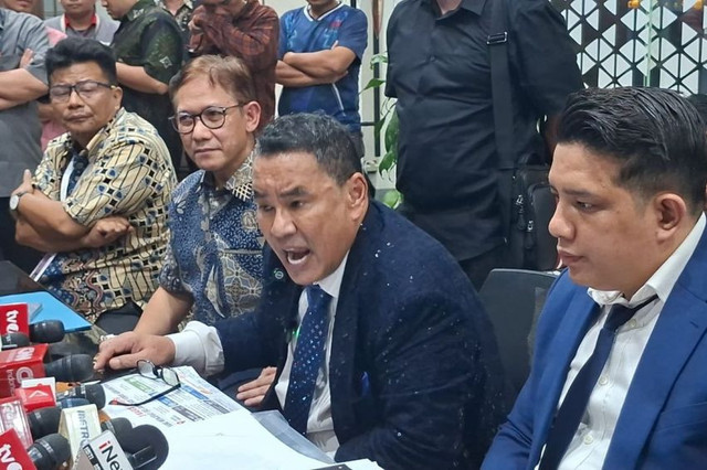 Hotman Paris Hutapea (tengah) dalam konferensi pers di Gedung Kejagung, Jakarta, Jumat (17/7/2026). (Foto: KOMPAS/NICHOLAS RYAN ADITYA)