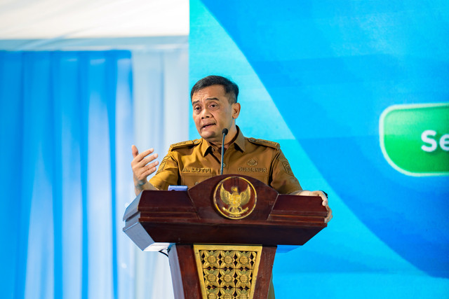Gubernur Jawa Tengah Ahmad Luthfi memberikan sambutan saat menghadiri Groundbreaking peternakan susu PT Global Dairi Bersama di Brebes, Jawa Tengah, Senin (20/7/2026). Foto: PT Global Dairi Bersama