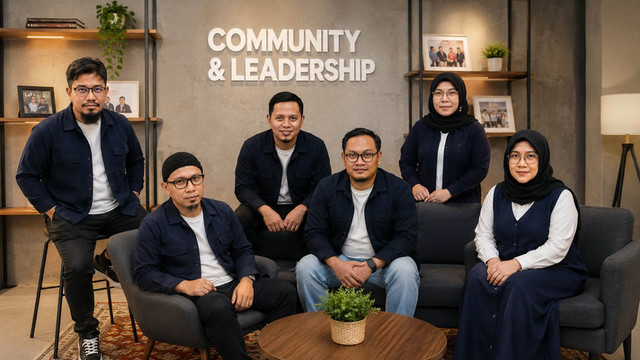 Tim TDA Community & Leadership 𝗠. 𝗠𝘂𝗮𝗺𝗮𝗿 𝗞𝗵𝗮𝗱𝗮𝗳𝗶 sebagai 𝘊𝘩𝘪𝘦𝘧 𝘊𝘰𝘮𝘮𝘶𝘯𝘪𝘵𝘺 𝘓𝘦𝘢𝘥𝘦𝘳𝘴𝘩𝘪𝘱 ketiga dari kiri (foto : AI Generated)