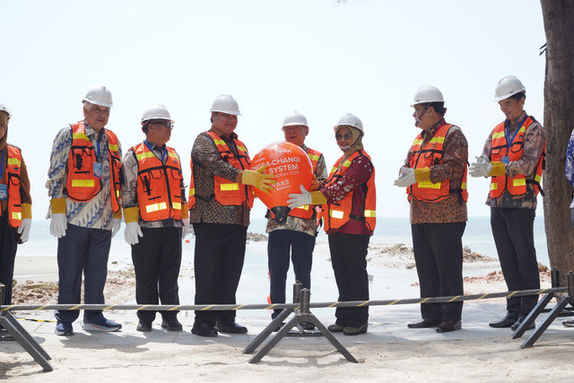Menko Perekonomian Airlangga Hartarto,Wakil PM Singapura Gan Kim Yong,Dirut Telkom Indonesia Dian Siswarini meresmikan pendaratan kabel bawah laut Nongsa Changi Cable (NCC) di Nongsa Digital Park (NDP), Batam, Senin (20/7/2026). Foto: Telkom Indonesia
