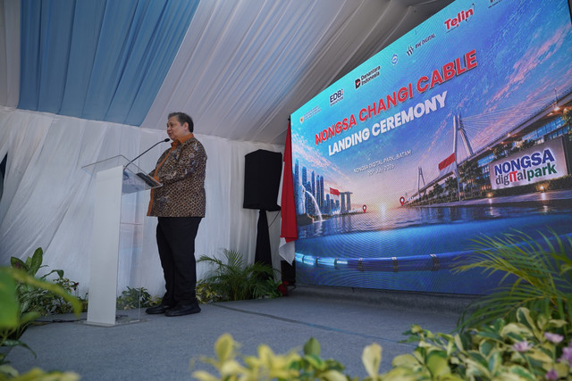 Menko Perekonomian RI Airlangga Hartarto memberi sambutan pada acara peresmian pendaratan kabel bawah laut Nongsa Changi Cable (NCC) di Nongsa Digital Park (NDP), Batam, Senin (20/7/2026). Foto: Telkom Indonesia