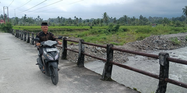 Percepat rehabilitasi pascabencana, pemerintah targetkan pembangunan jembatan permanen 140 meter di Padang Pariaman dengan nilai investasi Rp45,2 miliar mulai tahun ini, Senin (20/7/2026). Foto: Kemendagri RI