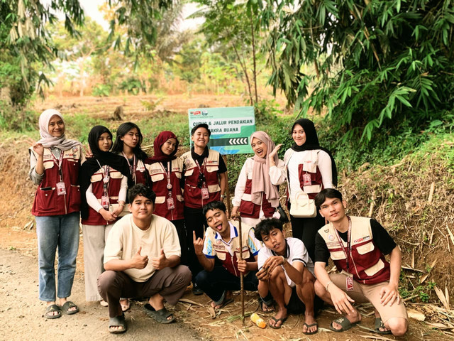 Dokumentasi pemasangan plang petunjuk arah destinasi (Sumber: Tim Dokumentasi, 2026)