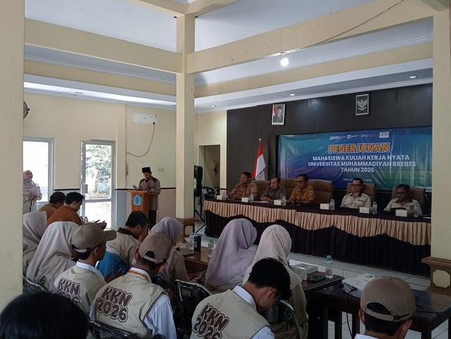 Sebanyak 43 mahasiswa diterjunkan dalam kegiatan Kuliah Kerja Nyata (KKN) Universitas Muhammadiyah Brebes (UMBS) Tahun 2026, yang dihadiri oleh jajaran pimpinan universitas, termasuk Wakil Rektor 1 Ir. Riyan Fitrian Pahlevi, Kepala LPPM Azhar Basir, serta perwakilan dari pemerintah daerah Kabupaten Brebes dan Kecamatan Tonjong