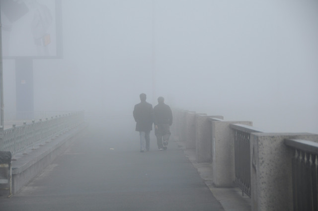 Dua sosok berjalan menembus kabut, melambangkan perjalanan cinta yang tidak pernah sepenuhnya pasti, namun tetap layak dijalani. (Sumber gambar: Tatiana Reusche / Unsplash.)
