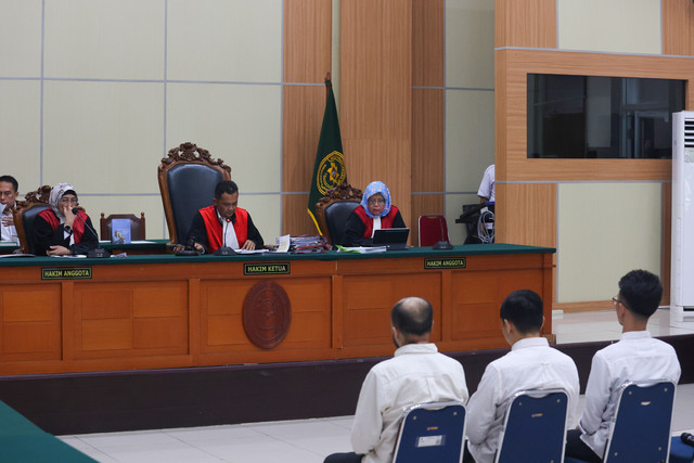 Hakim Ketua Juandra (tengah) memimpin sidang terdakwa kasus pembunuhan Kepala Cabang Bank M Ilham Pradipta, di Pengadilan Negeri Jakarta Timur, Jakarta, Senin (20/7/2026). Foto: Darryl Ramadhan/ANTARA FOTO