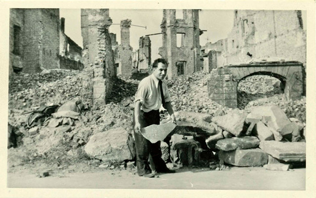 Karol Kuryluk membersihkan puing-puing di Warsawa setelah Perang Dunia II, 1947. Foto: fotografer tidak dikenal/Wikimedia Commons (domain publik)