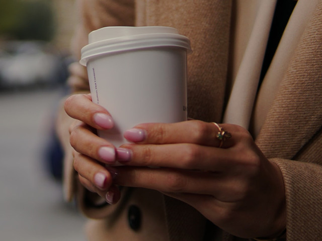 Ilustrasi cara dapat collectible cup Crayon Shinchan x FamilyMart. Foto: Unsplash.com/Kamran Abdullayev