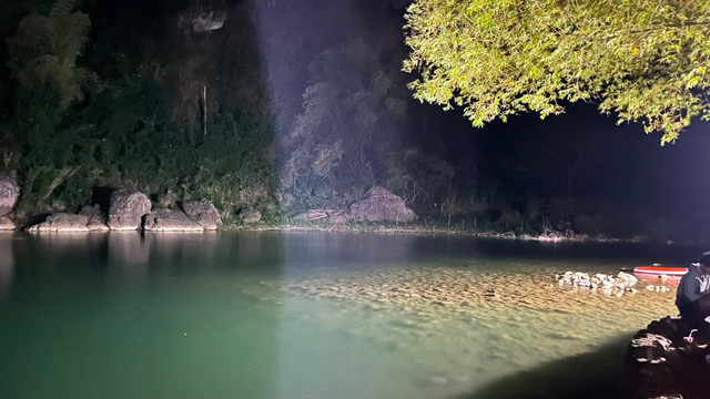 Petugas mencari TA (27), pria yang hilang tenggelam di Kali Oya, Plarangan, Kabupaten Bantul, diduga akibat terpengaruh miras pada Senin (20/7/2026). Foto: Dok. SAR Yogyakarta