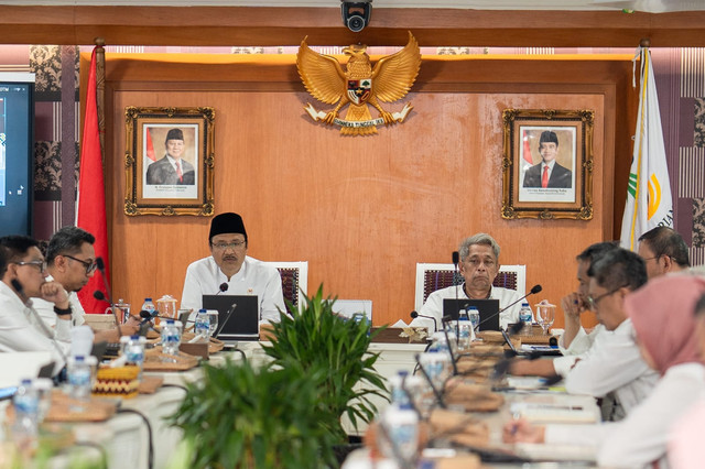 Mensos Gus Ipul saat memimpin Rapat Dinas di Kantor Kementerian Sosial, Jakarta Pusat, Senin (20/7/2026). Foto: Dok. Kemensos