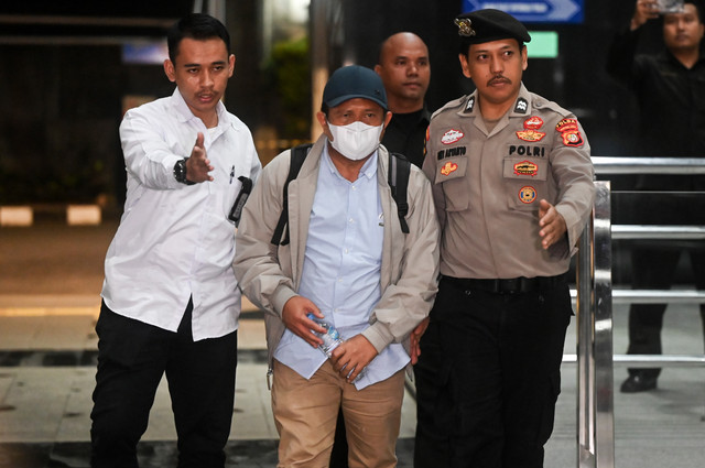 Petugas menggiring Bupati Lombok Barat Lalu Ahmad Zaini (tengah) untuk menjalani pemeriksaan di Gedung KPK, Jakarta, Senin (20/7/2026). Foto: Rivan Awal Lingga/ANTARA FOTO