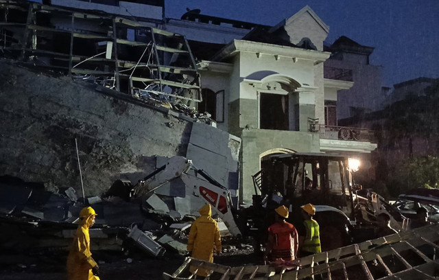 Petugas mengoperasikan alat berat untuk membersihkan puing-puing rumah yang terdampak ledakan di Komplek Grand Polonia Medan, Kota Medan, Sumatera Utara, Senin (20/7/2026). Foto: Antara/Handout via Humas Brimob Polda Sumut