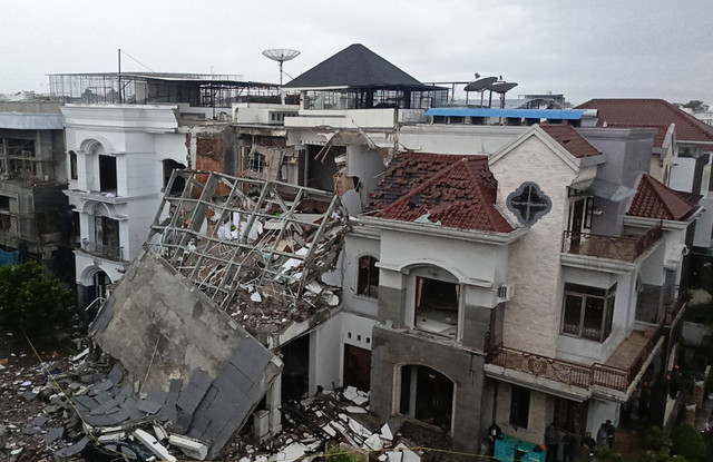 Suasana rumah yang terdampak ledakan di Komplek Grand Polonia Medan, Kota Medan, Sumatera Utara, Senin (20/7/2026). Foto: Antara/Handout via Humas Brimob Polda Sumut