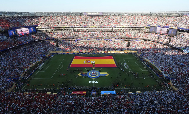 Suasana saat para pemain Spanyol menerima medali pemenang di atas podium usai memenangi Piala Dunia 2026 di New York/New Jersey Stadium, East Rutherford, New Jersey, Amerika Serikat, Minggu (19/7/2026). Foto: Jon Durr/REUTERS