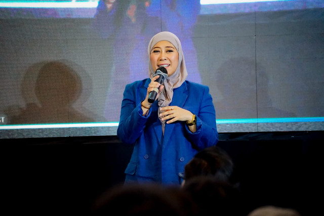 Menkomdigi saat menghadiri nonton bareng (nobar) final Piala Dunia FIFA 2026 di Martubung, Medan, Sumatra Utara, Senin (20/7/2026). Foto: Dunia Meutya/Ditjen KPM Kemkomdigi