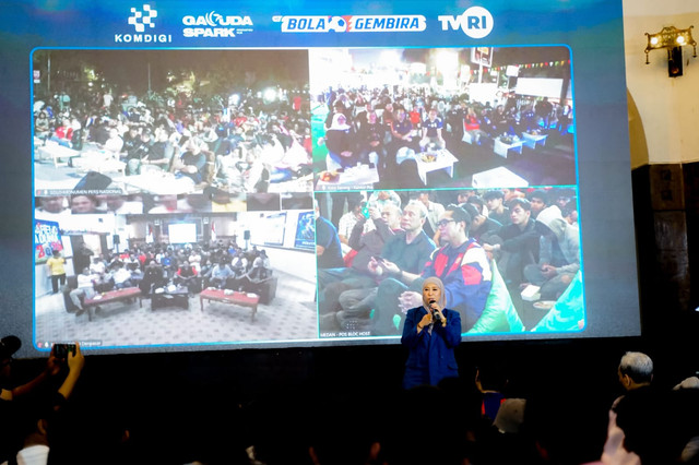 Menkomdigi saat menghadiri nonton bareng (nobar) final Piala Dunia FIFA 2026 di Martubung, Medan, Sumatra Utara, Senin (20/7/2026). Foto: Dunia Meutya/Ditjen KPM Kemkomdigi