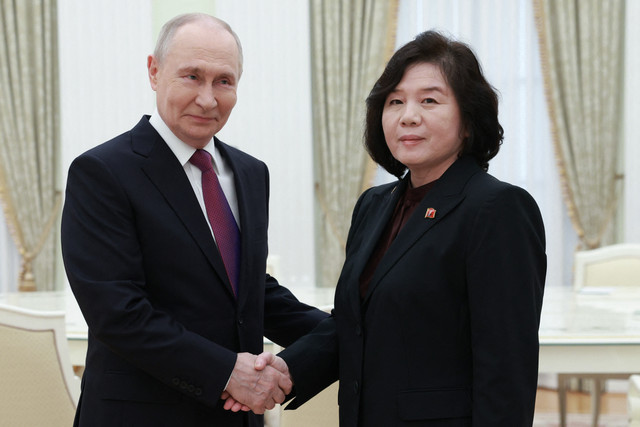 Presiden Rusia Vladimir Putin berjabat tangan dengan Menteri Luar Negeri Korea Utara Choe Son-hui saat melakukan pertemuan di Moskow, Rusia, Minggu (19/7/2026). Foto: ALEXANDER SHCHERBAK/AFP