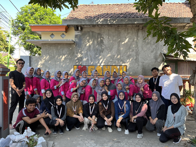 Mahasiswa Universitas Negeri Malang  Belajar Bersama Masyarakat (UM BBM) Desa Gandu foto bersama Tim Penggerak PKK Desa Gandu , Jumat (17/07/2026). Foto: Dok. Pribadi.