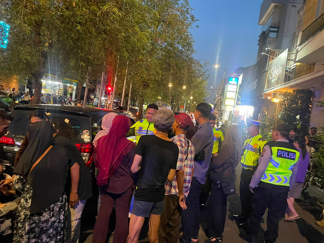 Seorang kakek berusia 74 tahun berinisial S terjebak di dalam mobil selama lebih dari dua jam di Jalan Margo Utomo, Kota Yogyakarta. Warga menyelamatkan dengan memecahkan kaca mobil. Foto: Dok. Polresta Yogyakarta