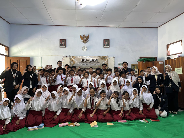 Mahasiswa UM BBM Foto bersama Siswa kelas 5 dan 6 setelah kegiatan sosialisasi wayang kulit, Selasa, (14/07/2026). Foto: Dok. Pribadi