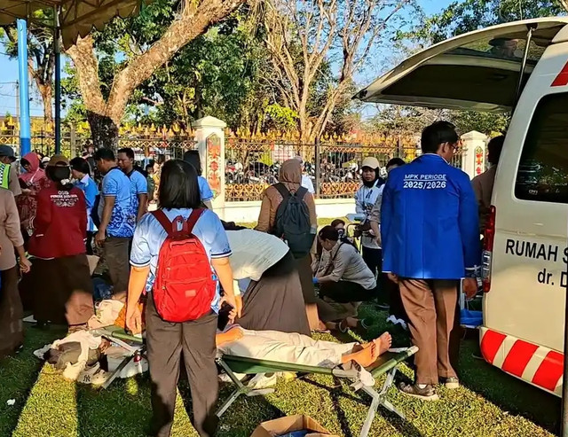 Sejumlah siswa peserta MPLS kelelahan dan dilarikan ke Rumah Sakit setempat (sumber: Tribun Kalteng, 2026)