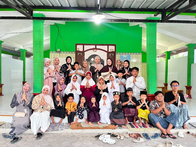 Mahasiswa Universitas Negeri Malang Belajar Bersama Masyarakat (UM BBM) Desa Gandu foto bersama dengan anak-anak TPQ setelah mengaji bersama, Minggu, (12/07/2026). Foto: Dok. Pribadi.
