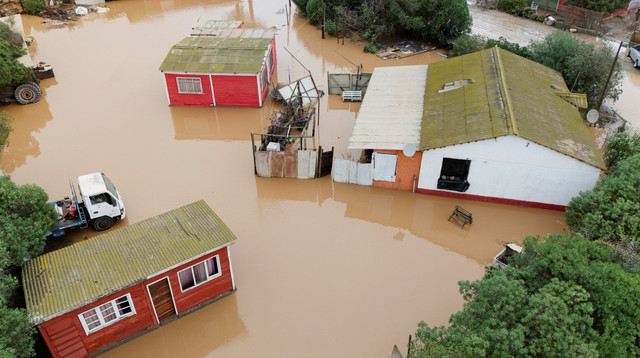 Beberapa rumah terendam banjir akibat hujan yang lebat di La Serena, Cile, Selasa (21/7/2026). Foto: Jorge Vega/REUTERS