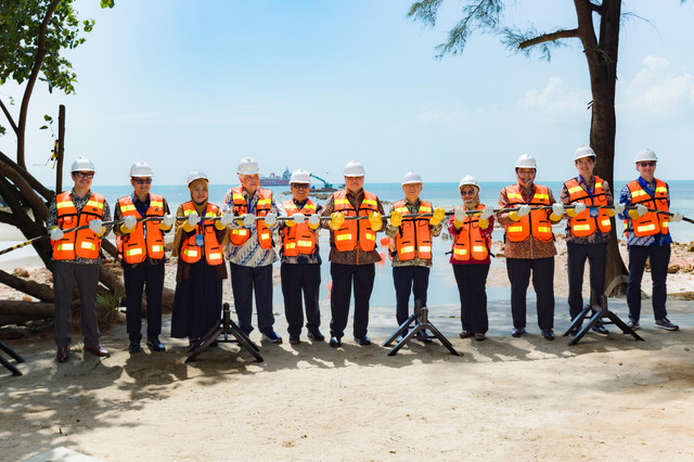 (Kiri ke kanan) Mike Wiluan (Chief Executive Officer Nongsa Digital Park), Setyanto Hantoro (Managing Director Business 2 Danantara Indonesia), Kartika Listriana (Direktur Jenderal Penataan Ruang Laut, Kementerian Kelautan dan Perikanan Republik Indonesia), Kris Wiluan (Chairman Citramas Group), Nyanyang Haris Pratamura (Wakil Gubernur Kepulauan Riau), Airlangga Hartarto (Menteri Koordinator Bidang Perekonomian Republik Indonesia), Gan Kim Yong (Wakil Perdana Menteri sekaligus Menteri Perdagangan dan Industri Singapura), Dian Siswarini (Direktur Utama Telkom Indonesia), Hotmangaraja Panjaitan (Duta Besar Republik Indonesia untuk Singapura), Andreas Sohmen-Pao (Chairman BW Group), dan Ludovic Hutier (Chief Executive Officer BW Digital) melakukan prosesi simbolis pendaratan kabel bawah laut Nongsa Changi Cable (NCC) di Batam, Senin (20/7). Foto: dok. Istimewa.