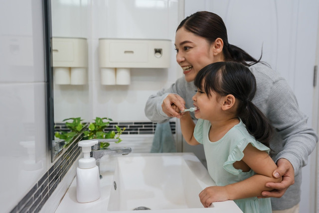 Ilustrasi mengajak anak sikat gigi. Foto: Shutterstock