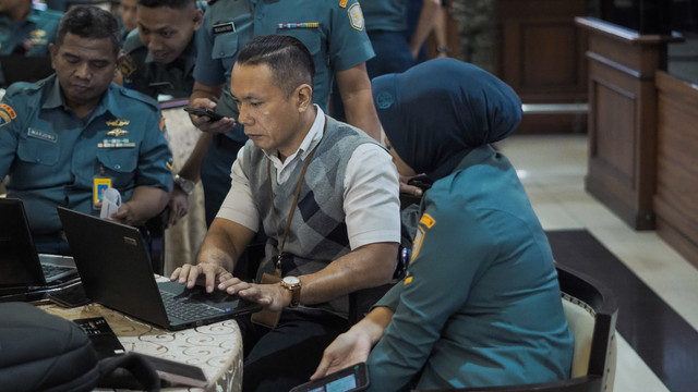 Petugas pajak sedang memberikan bimbingan perpajakan kepada TNI Angkatan Laut di Pusat Hidro-Oseanografi TNI Angkatan Laut (Pushidrosal). Sumber: Dokumentasi Kanwil DJP Jakarta Utara.