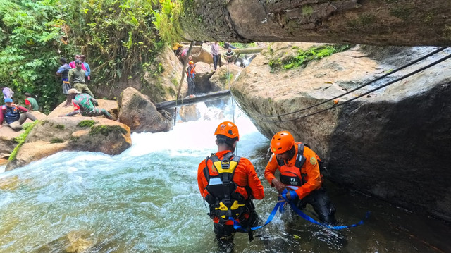 Tim SAR saat mencari presenter TVRI yang hilang di air terjun di Pegunungan Arfak, Papua Barat. Foto: Dok. SAR Manokwari