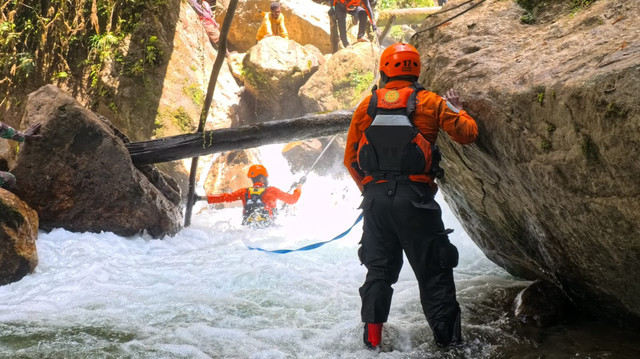 Tim SAR saat mencari presenter TVRI yang hilang di air terjun di Pegunungan Arfak, Papua Barat.  Foto: Dok. SAR Manokwari