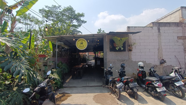 Tempat makan di jalan Desa Rancapanggun, Kecamatan Cililin, Kabupaten Bandung Barat yang dikunjungi Meila sebelum dinyatakan hilang, Selasa (21/7/2026). Foto: Abisatya/kumparan