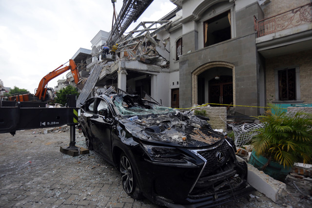 Petugas mengoperasikan alat berat saat melakukan pencarian korban ledakan di Komplek Grand Polonia, Medan, Sumatera Utara, Selasa (21/7/2026). Foto: Yudi Manar/Antara Foto