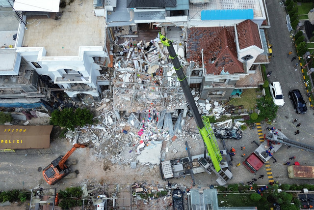 Foto udara petugas mengoperasikan alat berat melakukan pencarian korban ledakan diduga dari pipa gas di Komplek Grand Polonia, Medan, Sumatera Utara, Selasa (21/7/2026). Foto: Yudi Manar/Antara Foto
