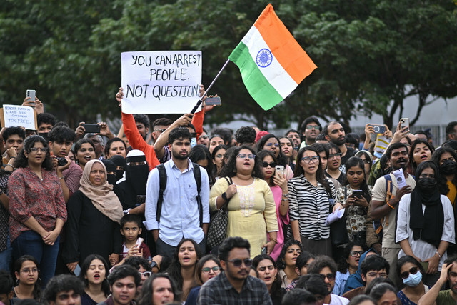 Pendukung Cockroach Janta Party (CJP) membawa poster dalam protes All India Students' Association (AISA) menuntut pengunduran diri Menteri Pendidikan India Dharmendra Pradhan atas dugaan kecurangan ujian NEET di Bengaluru, India, Senin (20/7/2026). Foto: Idrees Mohammed/AFP