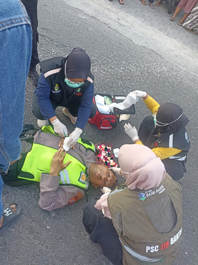 Seorang polisi, Aipda AP (43), ditabrak pengendara sepeda motor saat sedang menyeberangkan pengguna jalan di Simpang Empat Pasar Celep, Jalan Samas, Sanden, Kabupaten Bantul pada Senin (20/7/2026) pagi. Foto: Dok. Polres Bantul