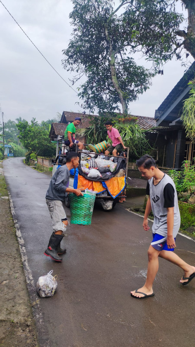 Pemuda Dusun Jlamprang, Desa Gemawang, Kecamatan Jambu, Kabupaten Semarang, Jawa Gengah saat mengangkuti sampah dari rumah ke rumah. Foto: Dok. Istimewa