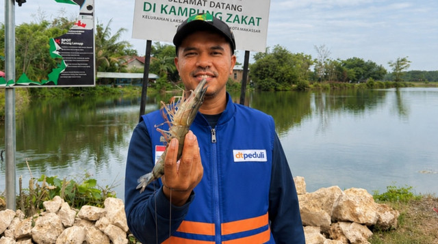 Kebahagiaan Petambak Binaan DT Peduli saat memanen udang windu dengan ukuran yang besar dan bergerak lincah (Sumber: DT Peduli)