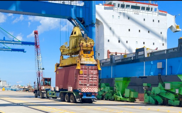 Ilustrasi kegiatan bongkar muat di terminal petikemas. Foto: Dok. Pelindo